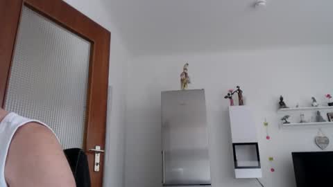 Snapshot of little_sow chatting on April 15, 2026, 2:24 pm little_sow online show from April 15, 2026, 2:24 pm