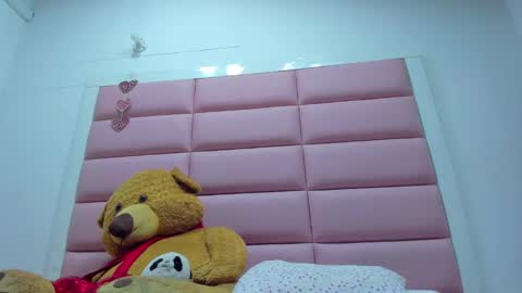littlee_emma_ online show from February 1, 2025, 6:21 am