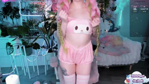 Riza Riri Puff  online show from December 4, 2024, 5:05 am