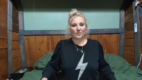 lisanixs online show from October 7, 2025, 5:10 pm