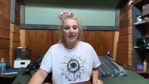 Snapshot of littlelisa1 chatting on April 2, 2026, 5:21 pm lisanixs online show from April 2, 2026, 5:21 pm