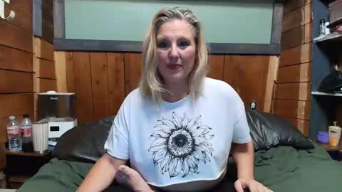 Snapshot of littlelisa1 chatting on April 16, 2026, 12:55 am lisanixs online show from April 16, 2026, 12:55 am