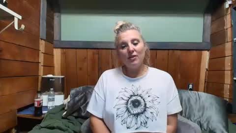 Snapshot of littlelisa1 chatting on May 12, 2026, 5:32 pm lisanixs online show from May 12, 2026, 5:32 pm