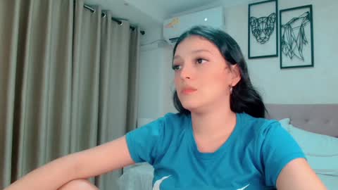 Snapshot of littlemolly_pregnant chatting on December 18, 2024, 11:40 pm Sarahs Room online show from December 18, 2024, 11:40 pm