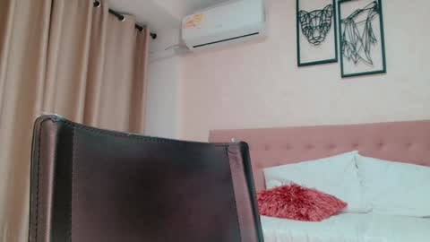 Snapshot of littlemolly_pregnant chatting on December 19, 2024, 5:51 am Sarahs Room online show from December 19, 2024, 5:51 am