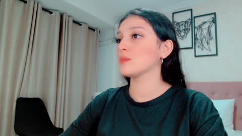 Snapshot of littlemolly_pregnant chatting on December 22, 2024, 2:17 am Sarahs Room online show from December 22, 2024, 2:17 am