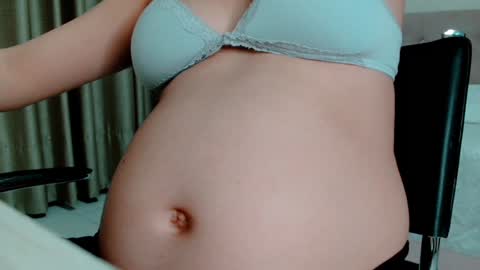 Snapshot of littlemolly_pregnant chatting on January 12, 2025, 6:17 am Sarahs Room online show from January 12, 2025, 6:17 am