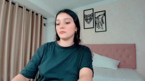 Snapshot of littlemolly_pregnant chatting on January 24, 2025, 3:11 am Sarahs Room online show from January 24, 2025, 3:11 am