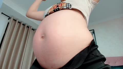 Snapshot of littlemolly_pregnant chatting on March 6, 2025, 1:05 am Sarahs Room online show from March 6, 2025, 1:05 am