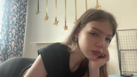 littleprincess3000 online show from April 19, 2026, 8:13 am