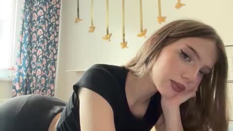 littleprincess3000 online show from April 24, 2026, 9:23 am