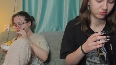 lizzi_muur online show from January 6, 2025, 4:44 pm