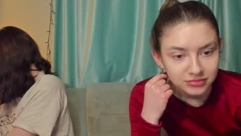 lizzi_muur online show from January 14, 2025, 3:26 pm