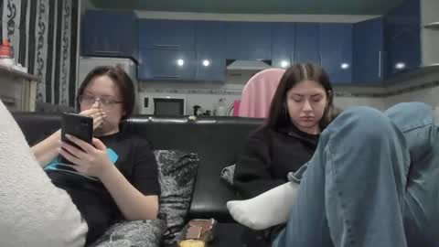 lizzi_muur online show from February 26, 2025, 3:19 pm