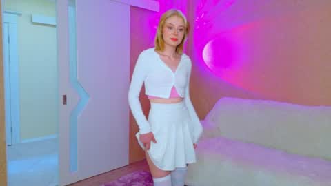 llovelymia online show from June 19, 2026, 2:49 am