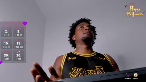 LOGAN DRAKE online show from November 3, 2025, 7:48 pm