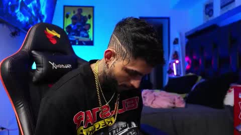 logan_hugh8 online show from January 15, 2026, 7:46 am