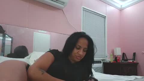 Snapshot of lola52990 chatting on October 17, 2025, 4:59 am Lola online show from October 17, 2025, 4:59 am