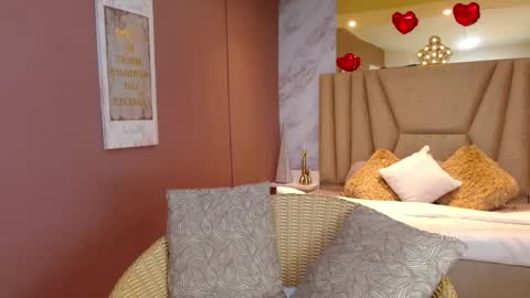 Lola online show from September 12, 2025, 1:33 pm