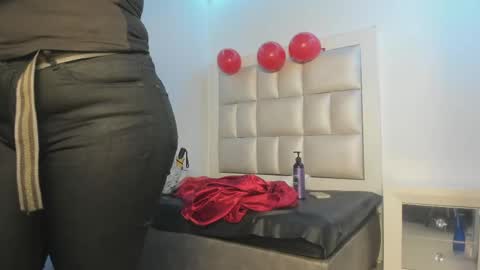 Snapshot of lola_js chatting on June 1, 2026, 12:07 pm lola_js online show from June 1, 2026, 12:07 pm