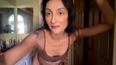 lola_la_lita online show from October 2, 2025, 6:15 pm