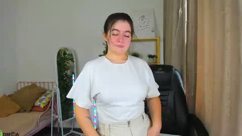 Snapshot of lola_loco chatting on August 4, 2026, 1:20 am Margo online show from August 4, 2026, 1:20 am