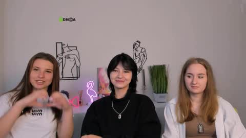 Lola online show from September 23, 2025, 8:50 am