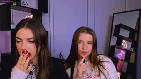 Lola online show from September 29, 2025, 7:19 pm