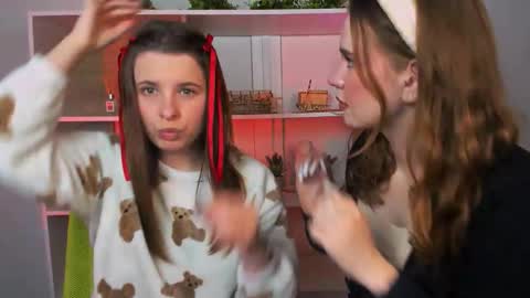 Lola online show from October 24, 2025, 7:10 pm