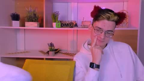 Lola online show from November 3, 2025, 7:04 pm