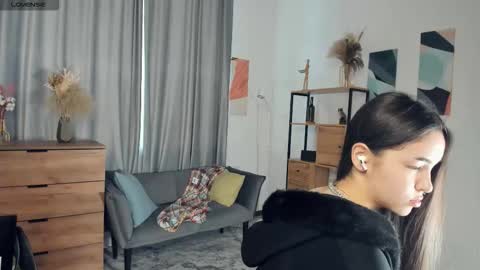 Snapshot of lola_weis chatting on February 16, 2026, 8:32 am Melina online show from February 16, 2026, 8:32 am