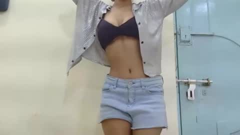 lolaa online show from October 13, 2025, 5:29 am