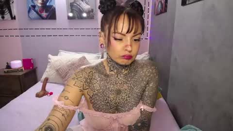 Snapshot of lolabrouse__ chatting on July 10, 2026, 9:06 pm Lola online show from July 10, 2026, 9:06 pm