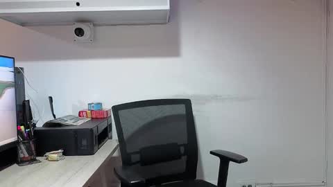 lolalola_12 online show from January 9, 2026, 11:39 pm