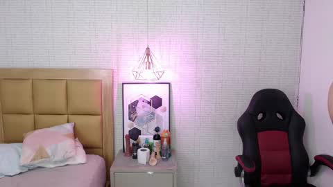 Snapshot of lolamaxi chatting on February 21, 2025, 9:34 am LOLA online show from February 21, 2025, 9:34 am