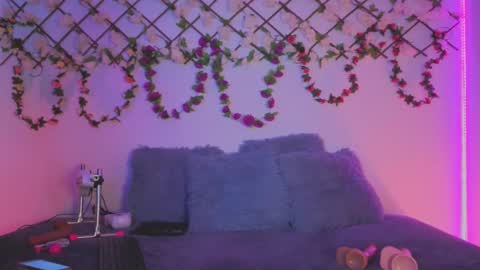  Lola  online show from November 25, 2025, 8:42 pm