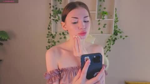 Lola online show from December 2, 2025, 9:25 am