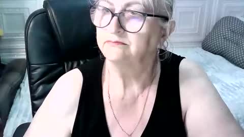 Snapshot of lolkaalyss chatting on May 11, 2026, 7:44 pm LolkaAlyss online show from May 11, 2026, 7:44 pm