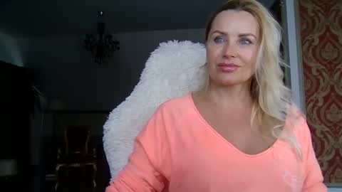 Snapshot of lollyta2023 chatting on December 5, 2024, 11:49 am Roxy online show from December 5, 2024, 11:49 am