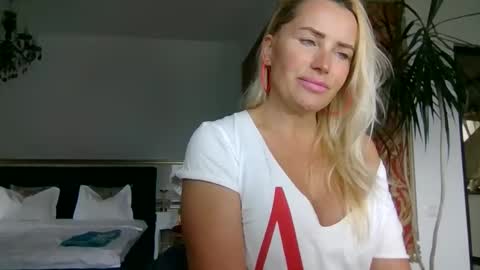 Snapshot of lollyta2023 chatting on October 13, 2025, 12:05 pm Roxy online show from October 13, 2025, 12:05 pm