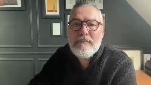 Snapshot of londongent2023 chatting on January 19, 2026, 1:15 pm EnglishBear online show from January 19, 2026, 1:15 pm