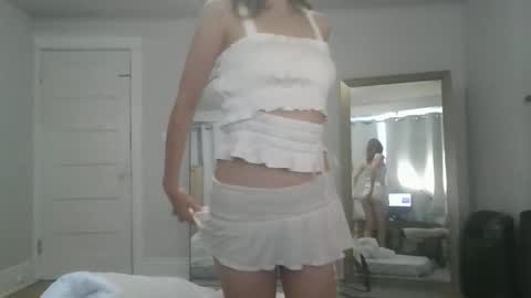 Snapshot of looking444love888 chatting on October 28, 2025, 6:10 pm Elanor online show from October 28, 2025, 6:10 pm