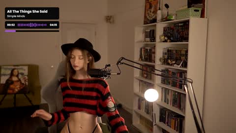 Snapshot of loony_moony chatting on November 2, 2025, 11:01 am loony_moony online show from November 2, 2025, 11:01 am