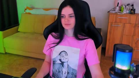 Lora Cain online show from March 4, 2025, 2:21 pm