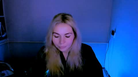 Lora online show from April 20, 2026, 2:25 am