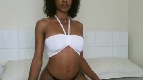 Snapshot of loraforreal chatting on January 4, 2025, 4:01 am Blackcat online show from January 4, 2025, 4:01 am