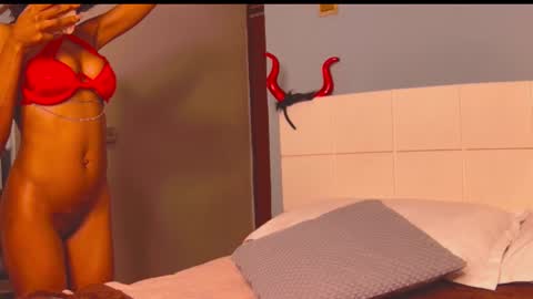 Snapshot of loraforreal chatting on November 1, 2025, 2:24 am Blackcat online show from November 1, 2025, 2:24 am