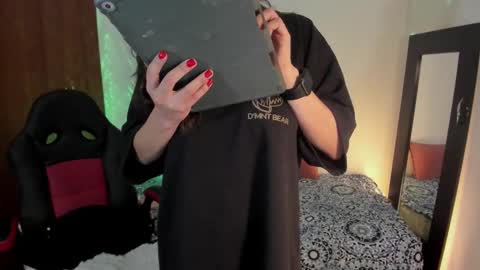 loraine_xx online show from November 6, 2025, 4:19 pm