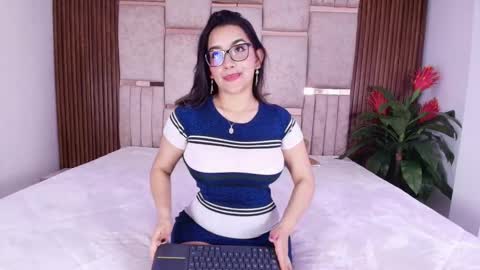 Snapshot of lorein_dim chatting on October 15, 2025, 9:15 pm Lorein online show from October 15, 2025, 9:15 pm