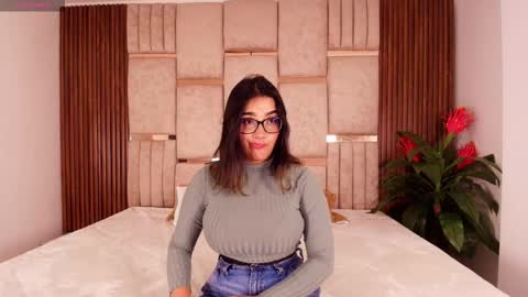 Snapshot of lorein_dim chatting on October 16, 2025, 8:21 pm Lorein online show from October 16, 2025, 8:21 pm